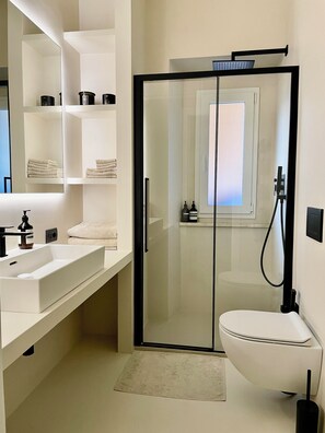 Shower, hair dryer, bidet, towels - Charming 1-bedroom apartment with private terrace, WiFi, AC in old town of Roma (Roma)