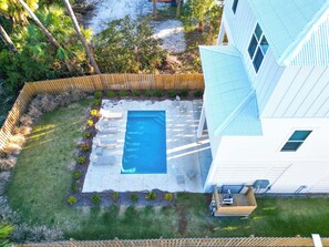 Il s’agit d’une propriété résidentielle dotée d’une piscine, d’un espace extérieur aménagé et d’une cour clôturée.