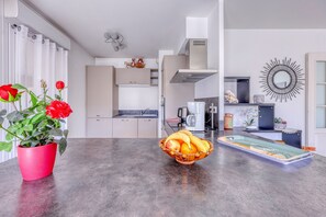 Kühlschrank, Mikrowelle, Ofen, Geschirrspüler