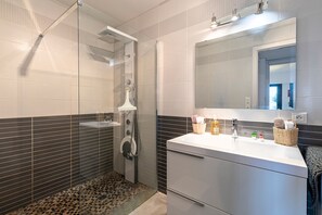 Amenidades de baño gratuitas, secadora de cabello, toallas 