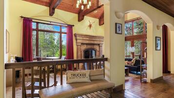 Casa, varias camas, patio, vista a la montaña (Star Haven Retreat) | Área de sala de estar | Televisión de pantalla plana de 75 pulgadas con canales digitales