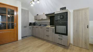 Een koelkast, een microgolfoven, een oven, een vaatwasser