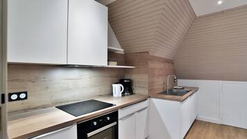 Fridge, oven, dishwasher, coffee/tea maker