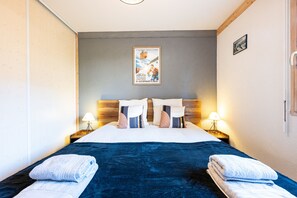 1 bedroom, bed sheets