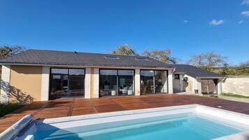 Een verwarmd zwembad