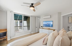 2 habitaciones, escritorio y tabla de planchar con plancha