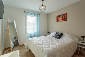 2 bedrooms, iron/ironing board, free WiFi, bed sheets