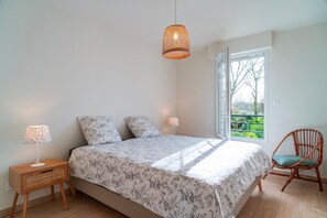 1 bedroom, bed sheets