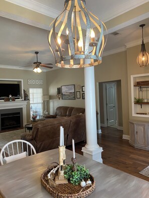Smart TV, fireplace - Spacious 4-bedroom house in great neighborhood, short drive to Augusta National. (Grovetown)