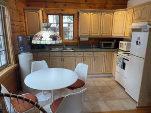 Fridge, microwave, oven, stovetop - Calmcation: Cabin in The Enchanted Forest (Ilderton)