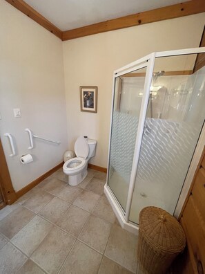 Douche, sèche-cheveux, serviettes fournies, savon