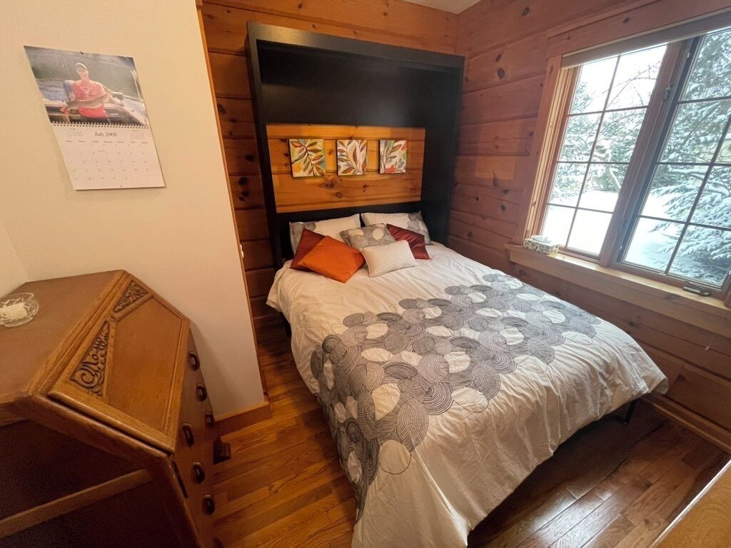 2 bedrooms, desk, WiFi, bed sheets