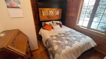 2 bedrooms, desk, WiFi, bed sheets
