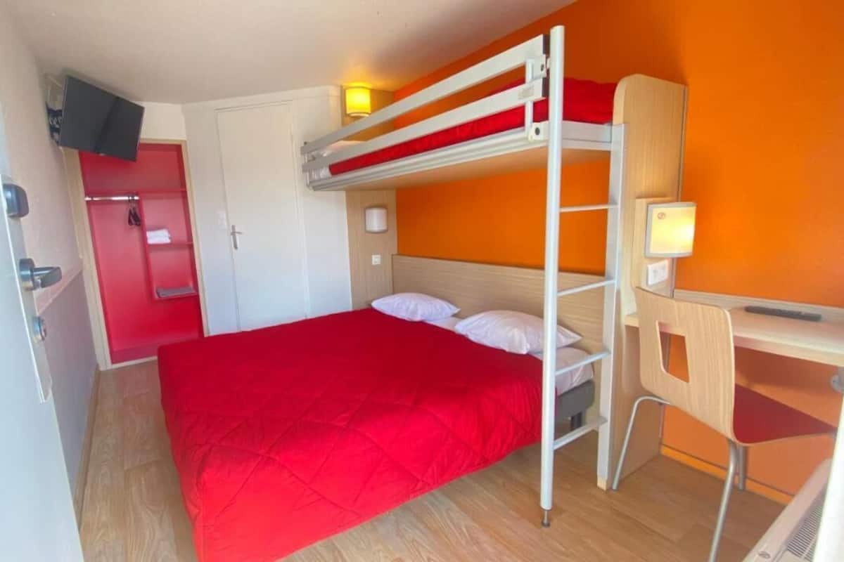 Triple Room, Non Smoking | Laptop workspace, free WiFi, bed sheets
