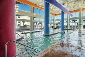 Una piscina techada, una piscina al aire libre