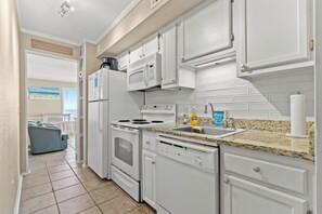 冷蔵庫、電子レンジ、オーブン、コンロ