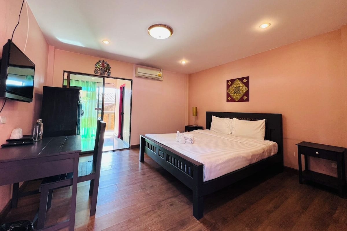 Habitación doble Deluxe | Área de sala de estar | Televisión de 14 pulgadas con canales por cable