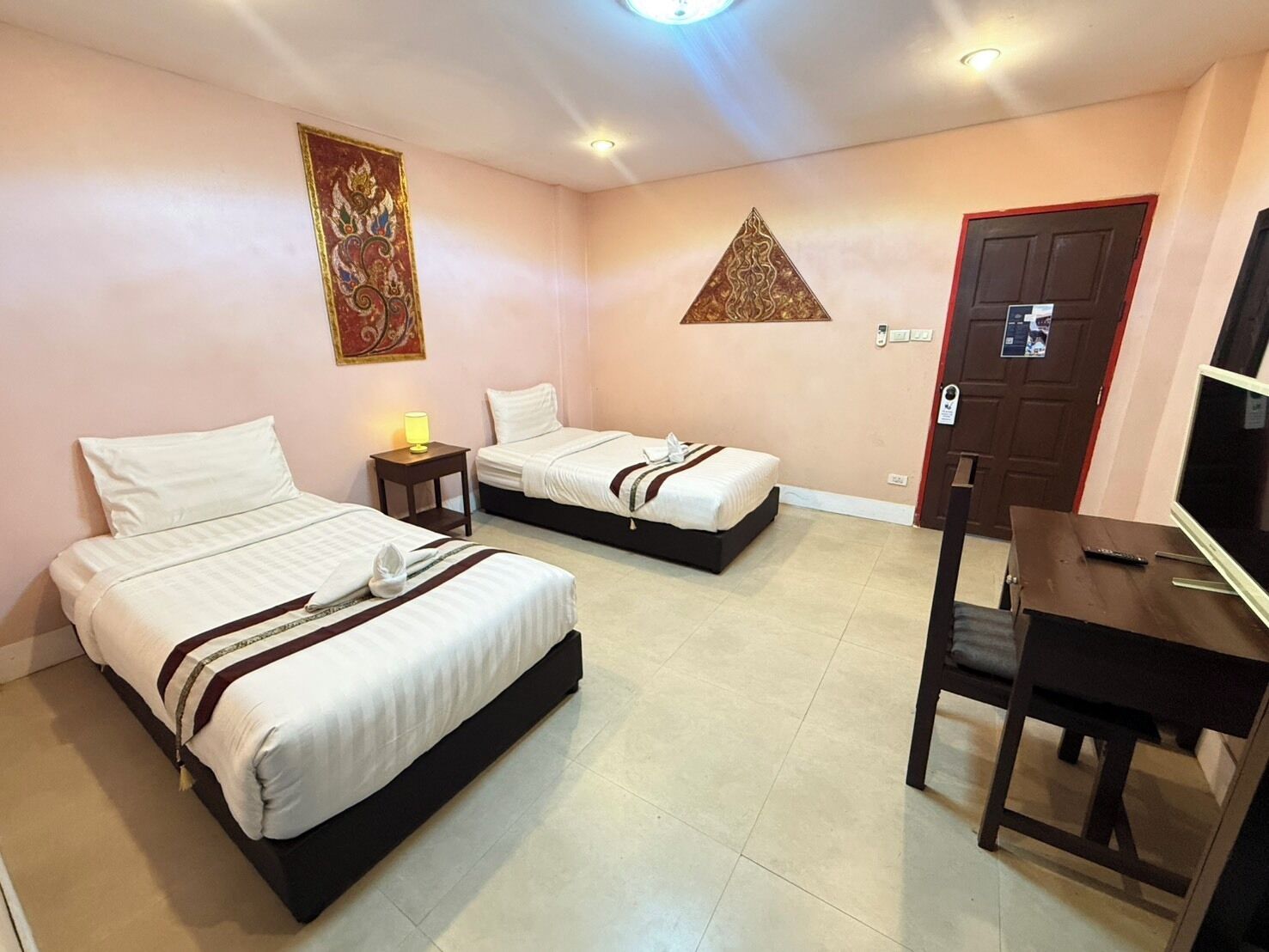 Chambre Deluxe avec lits jumeaux | Aire de séjour | Téléviseur de 14 po avec télévision par câble