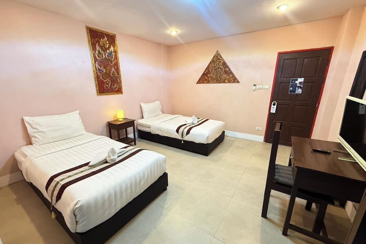 Chambre Deluxe avec lits jumeaux | Aire de séjour | Téléviseur de 14 po avec télévision par cùble