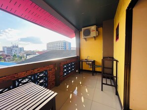 Kamar Keluarga, 1 kamar tidur, Bebas Asap Rokok, pemandangan kolam renang | Pemandangan balkon