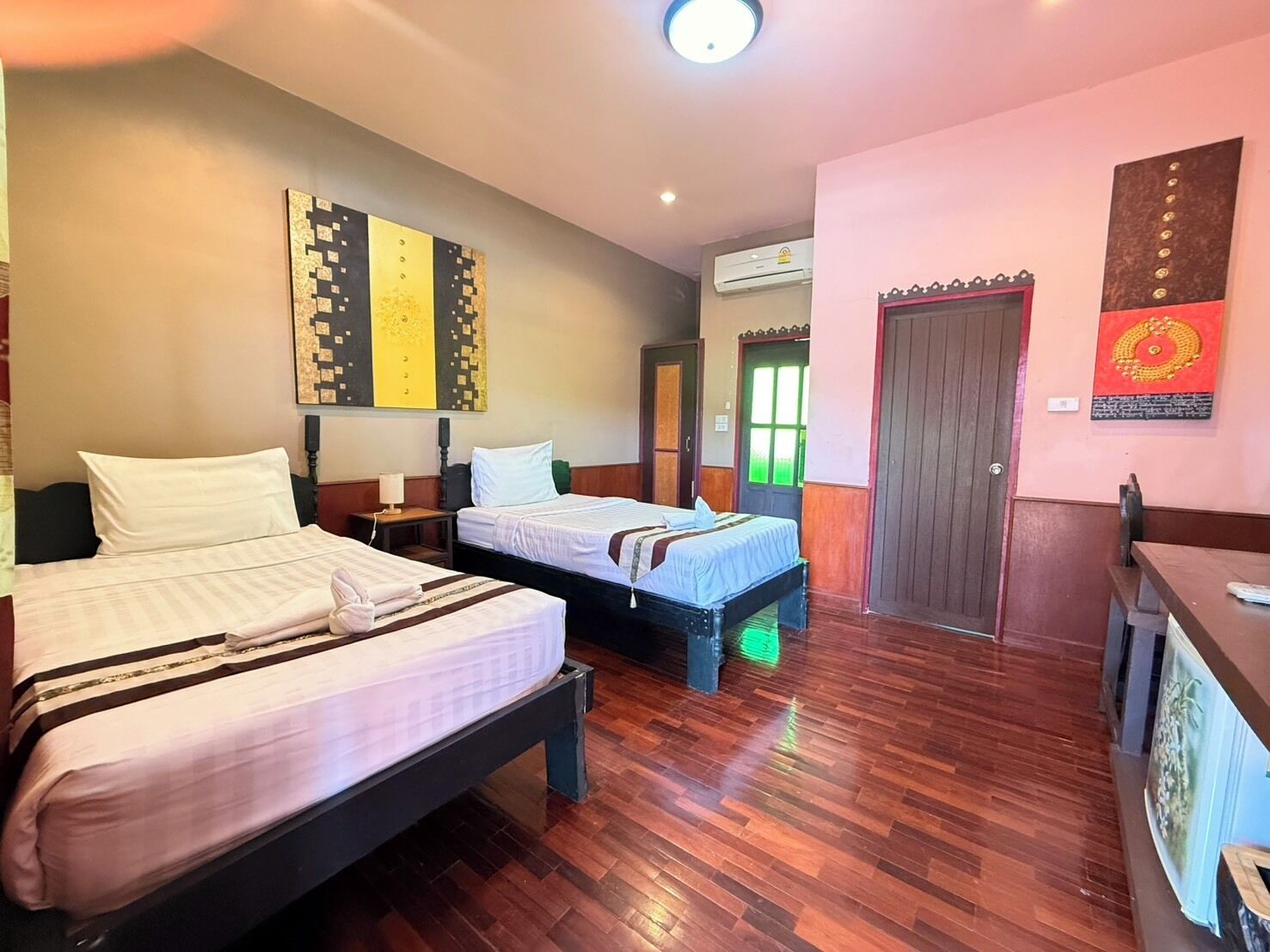 Chambre supérieure avec lits jumeaux | Aire de séjour | Téléviseur de 14 po avec télévision par câble