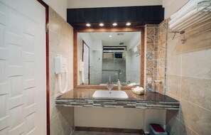 Luxury Double or Twin Room, Mountain View | Bathroom | Hair dryer, towels, soap, shampoo - Java Boutique Hotel (Lushoto)