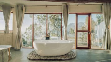 Habitación superior, vista a la montaña | Tina profunda