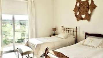 4 habitaciones, tabla de planchar con plancha, wifi y ropa de cama