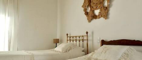 4 bedrooms, iron/ironing board, WiFi, bed sheets