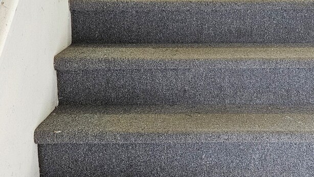Kivestä rakennettu porras, joka johtaa ylöspäin.