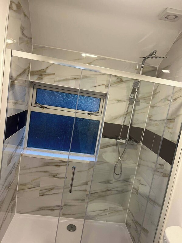 Ferienhaus | Badezimmer | Dusche, kostenlose Toilettenartikel, Haartrockner, Handtücher
