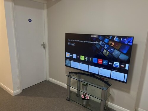 5 Bedroom Cosy Bloxwich Stay - Wifi & Free Parking