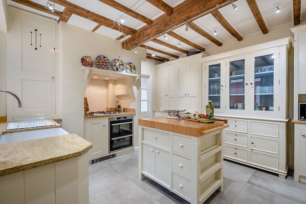 Fridge, oven, dishwasher, cookware/dishes/utensils