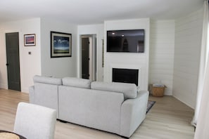 Smart TV, fireplace, books - River’s Edge Retreat – Perfect Wedding Weekend Stay for Families & Friends (Fryeburg)