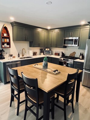 Fridge, microwave, oven, stovetop - River’s Edge Retreat – A Cozy Home for Families & Friends (Fryeburg)