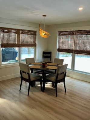 Dining - River’s Edge Retreat – Perfect Wedding Weekend Stay for Families & Friends (Fryeburg)