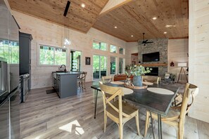 Dining - Modern, new cabin in tranquil Broken Bow/Hochatown with all the amenities (Broken Bow)