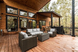 Terrace/patio - Modern, new cabin in tranquil Broken Bow/Hochatown with all the amenities (Broken Bow)