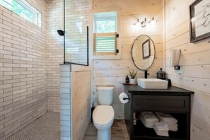 Shower, hair dryer, towels, soap - Modern, new cabin in tranquil Broken Bow/Hochatown with all the amenities (Broken Bow)