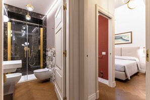Shower, hair dryer, bidet, towels