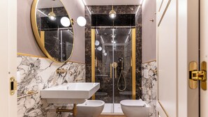 Ein modernes Badezimmer mit einem мраморном Waschbecken, einer Toilette und einer Duschkabine.