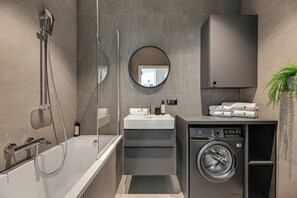 Superior-Apartment | Badezimmer | Haartrockner, Handtücher, Seife, Shampoo