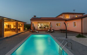 A swimming pool with lounge chairs and a patio area. - Villa St. Anna in Radetići - Haus für 8 Personen (Radetici)