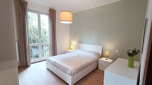 1 habitación, escritorio, tabla de planchar con plancha y cuna de viaje 