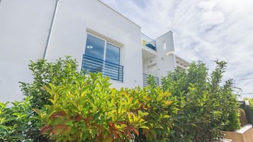 Apartment, 2 Bedrooms, Smoking, Balcony | Property grounds