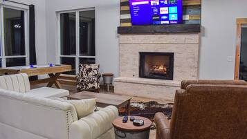 Smart TV, lareira, livros