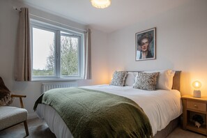 2 bedrooms, desk, iron/ironing board, WiFi