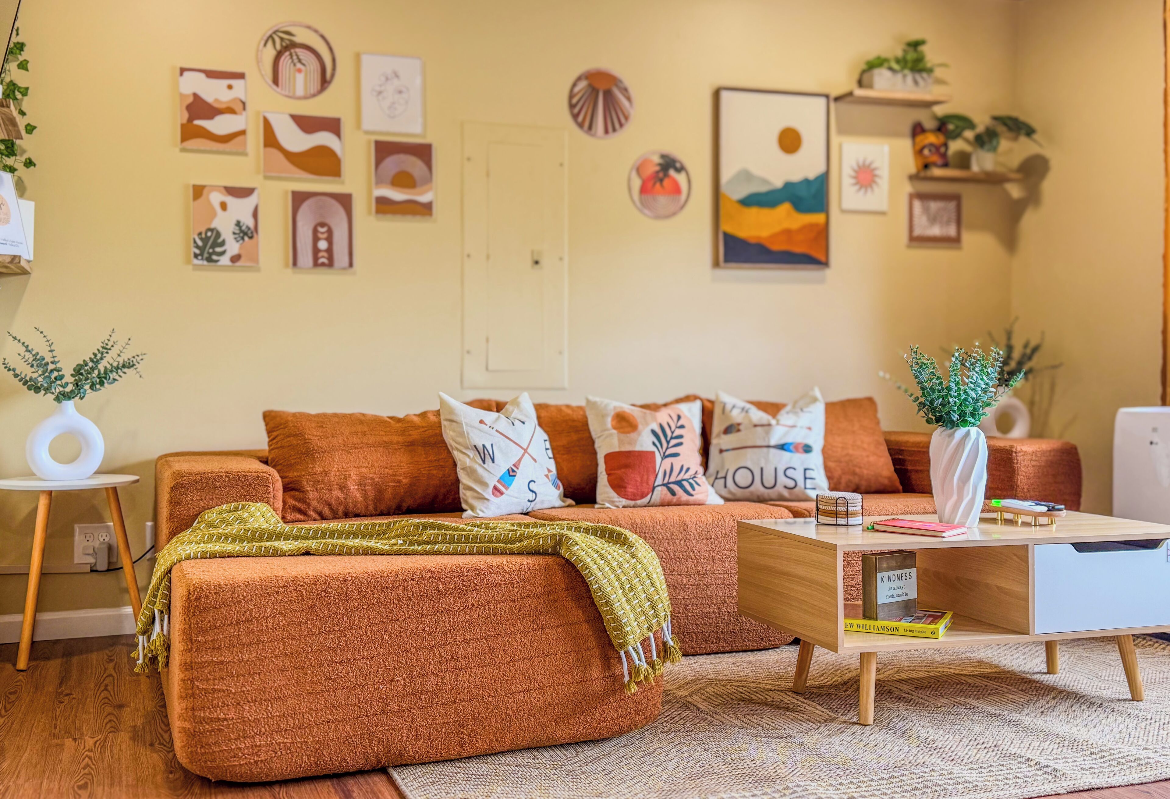 TV connectée, cheminée, table de tennis de table, écrans d'ordinateur