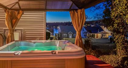 Lakefront Cottage with Hot Tub, Fire Pit & Game Room Cozy Fall & Winter Escape