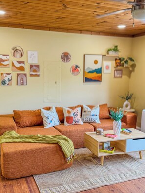 Smart TV, lareira, mesa de pingue-pongue, monitores de computador